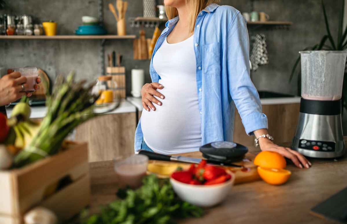 Pregnant woman learns the importance of gestational diabetes and diet
