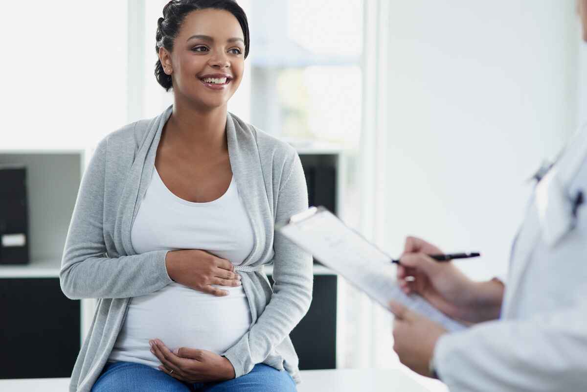 Pregnant patient discusses upcoming prenatal screenings with her doctor