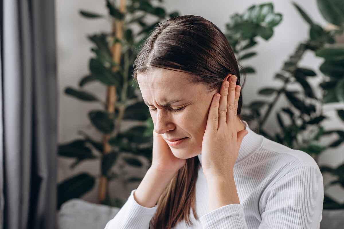 Woman with tinnitus experiences ringing in her ears